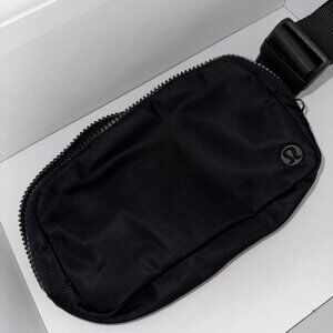 LULULEMON - Everywhere Belt Bag Mini (Black w/ Black Hardware)
